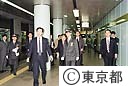 鈴木知事、都営地下鉄を視察