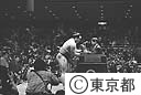 大相撲、知事賞を贈る青島知事