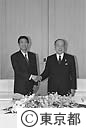 青島、鈴木新旧知事の交替