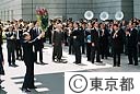 青島、鈴木新旧知事の交替 手を振る鈴木前知事