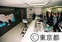 梶山官房長官と倉田自治大臣が都庁防災センターを見学