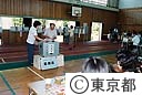 都議選投票所風景