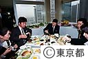 リサイクル野菜を青島知事が試食