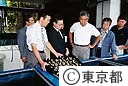 石原知事、水産試験場大島分室視察