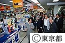 石原知事　秋葉原電気街を視察