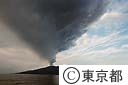 噴煙を上げる三宅島