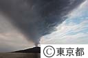 噴煙を上げる三宅島