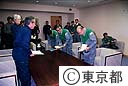 見舞金を渡しあいさつする鈴木都知事