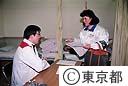 避難所で活動する都衛生局医師