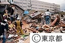 倒壊した家屋を片づける人達