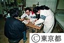 避難所学校で診療支援活動する都衛生局職員