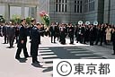 見送りにこたえる鈴木知事