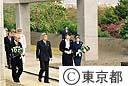 天皇皇后両陛下 硫黄島行幸啓（鎮魂の丘に献花）