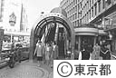 新宿駅西口　エスカレーターのついた歩道橋