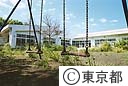 みやけ保育園の雑草の運動場とブランコ