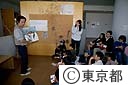子供達に鳥の説明をする野鳥公園のレンジャー