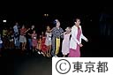 島の人達と輪になって踊る東京国際交流の船のメンバー