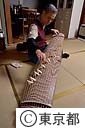 東京琴、音の調整（井上茂氏）