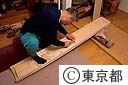 東京琴、内側のけずり（井上茂氏）