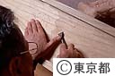 東京琴、「綾杉」を刻む（井上茂氏）