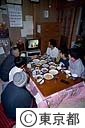 ケーブルテレビを見る島民