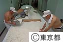 東京の地酒、米に麹菌を振りかけ手でまぜる