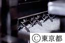 東京の地酒、麹菌をかけられた米を自動的にまぜ合わせる機械