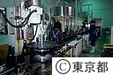 東京の地酒、ビン詰め作業