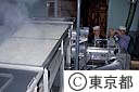 東京の地酒、一般醸造酒用にふかした米に、麹菌を自動散布する機械