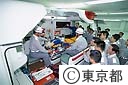 消防庁消防学校、救急車の模型を使って救急処置を学ぶ