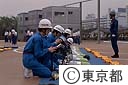 消防庁消防学校、女性消防士の空気呼吸器装着訓練