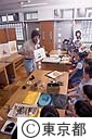 カナダ人木版画家（デービッド・ブル氏）子供達に版画を教える