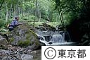 岩かげで釣りをする人