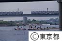 東横線の鉄橋下でボート遊びをする若者達