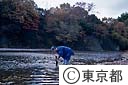 「黒八丈」の染め糸を洗う森博さん