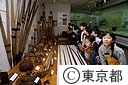 大田区立博物館のり採取道具を見学する児童