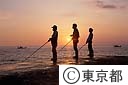 三宝港で釣りをする人達