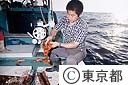 船で釣りをする村人