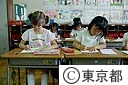 日本の授業を受ける外国の子供