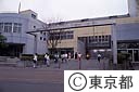 道路との間に壁のない学校