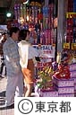 スキーの板を選ぶ若者