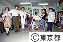 ダンスで交流する市民