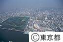 中央卸売市場築地市場と東京都立浜離宮恩賜庭園（空撮）