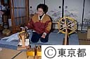 黄八丈の糸くり作業