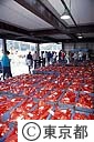 市場でセリを待つキンメダイ