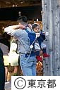 子どもを背負った若い父親