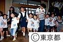 幼稚園と遊ぶ中学生ボランティア