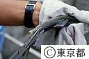 ヤマメのアブラビレを切る（川で捕えた時水産試験場で育った事がわかる）
