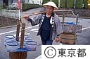 天秤棒をかつぐ金魚の行商人（橋本文治郎さん）