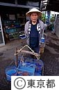 天秤棒をかつぐ金魚の行商人（橋本文治郎さん）